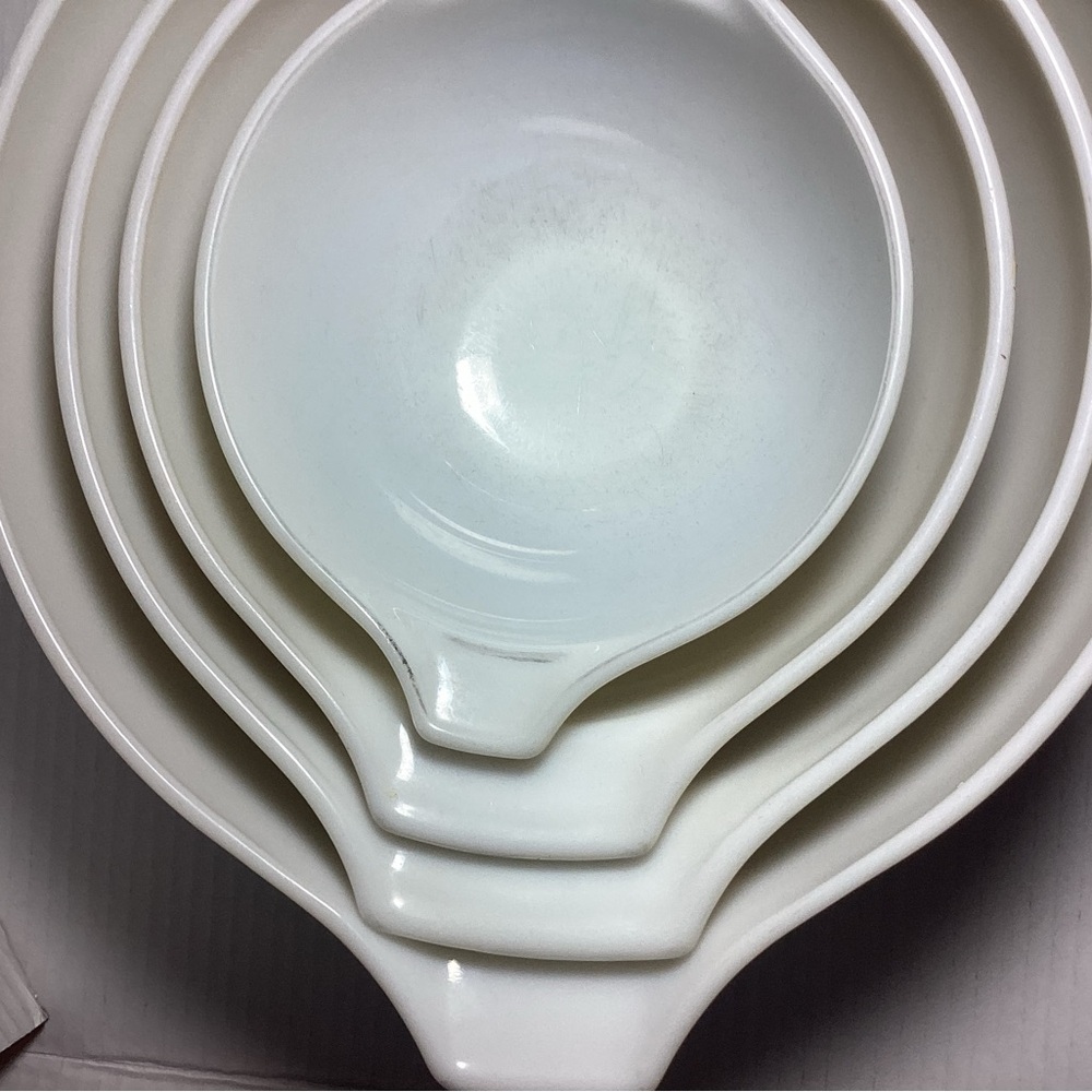Vintage Mixing Bowl Set with Floral Design - Picture 3 of 16